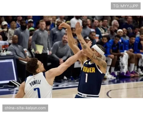 报道:输球后的更衣室,太阳主帅强调球队需提升整体防守而非依赖艾顿一人 报道:输球后的更衣室,太阳主帅强调球队需提升整体防守而非依赖艾顿一人